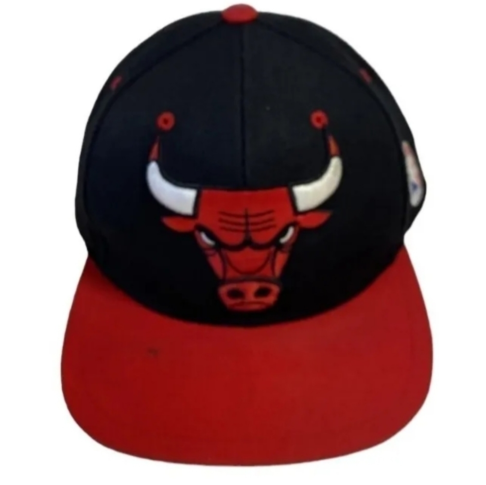 Chicago bulls mitchell & ness snapback cap hat spellout NBA black red logo